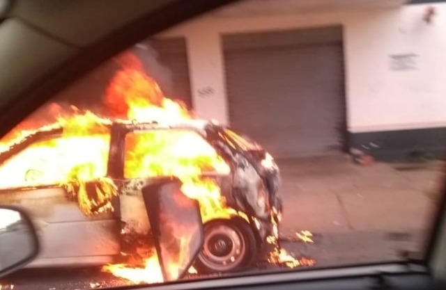 Veículo pega fogo no centro de Três Lagoas Veículo tinha placas de Presidente Venceslau não tinha queixa de roubo no Detran SP. Foto: Marcio Zonta.