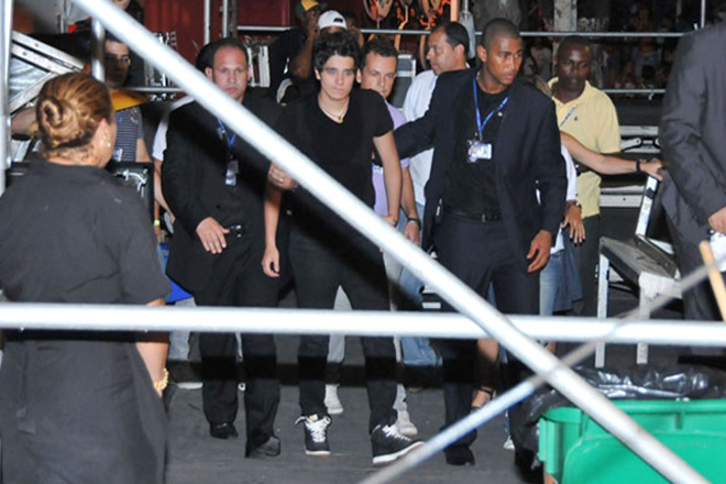 O cantor foi retirado do Parque de Exposições em uma ambulância
Foto: Divulgação