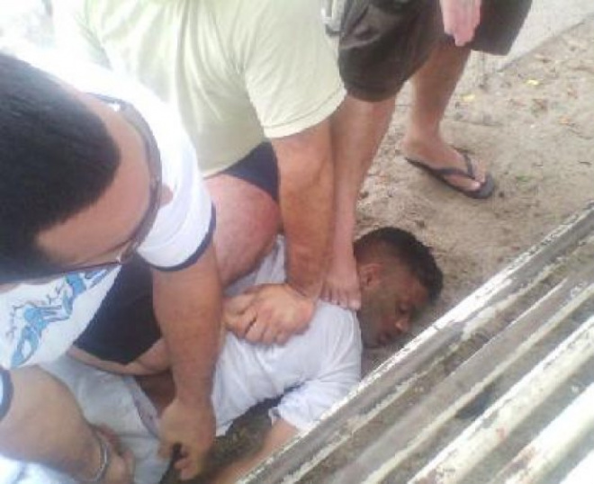 Após cadeiradas, assaltante foi imobilizado por moradores
Foto: O Correio News