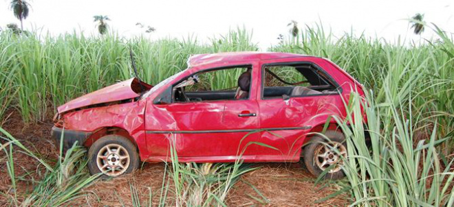 Jovem de 21 anos sofre acidente horas depois de comprar veículo Carro capotou e parou no meio da plantação de cana (Foto: Sucrilho / Ivinoticia)