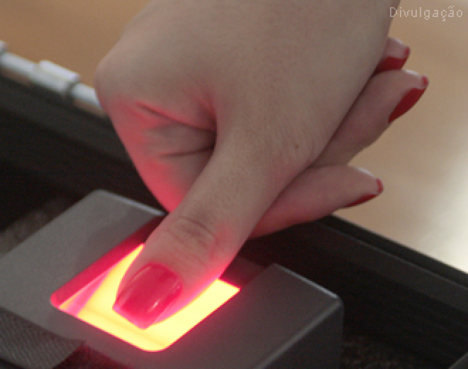 Pelo menos 200 pessoas que votarão em urnas biométricas compareceram ontem ao cartório eleitoral de Sidrolândia para atualizar seus títulos de eleitores
Foto: Divulgação