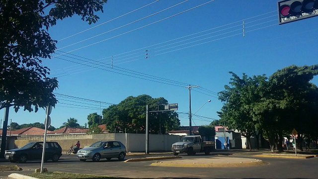 Céu sem nuvens nesta manhã e a previsão segundo o site Climatempo é de 5 mm. No detalhe, Avenida Filinto Müller. (Foto:Patrícia Miranda)