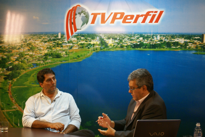 Nuna ao lado de Ricardo Ojeda, durante entrevista ao vivo à TV Perfil
Foto: Gilmar Lisboa