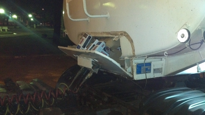PRF apreende carreta carregada de cigarros após acidente Mercadoria seria levada até o estado de Minas Gerais. Foto: PRF