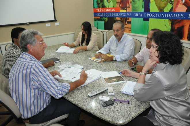 Prefeita faz reunião para saber sobre projetos de drenagem de bairros Márcia Moura durante reunião para saber sobre a drenagem dos bairros Jardim Dourado e Alto da Boa Vista. Foto: Divulgação/Assessoria