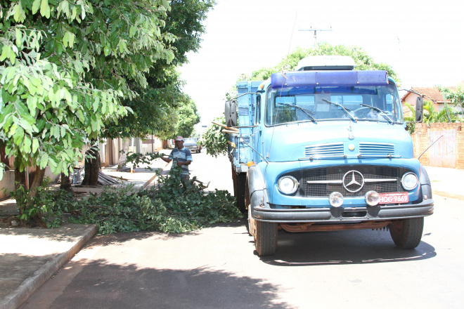 Equipe recolhe galhos e entulhos espalhados na cidade. Foto: Divulgação/Assessoria