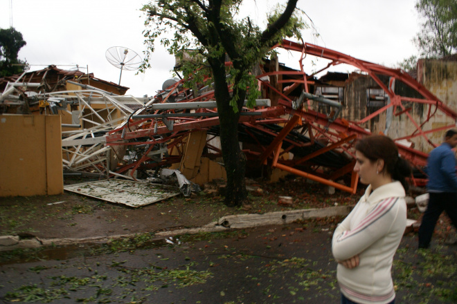Gabriela Latta, que hoje está morando em um hotel, desolada observa sua casa destruída pela queda da torre (Foto: Ricardo Ojeda)