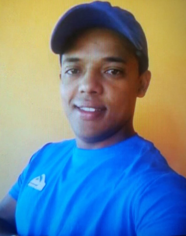 Márcio Pereira Viana é procurado pelos disparos na tabacaria que resultaram na morte do músico Pele Negra. Quem tiver conhecimento do paradeiro dele pode ligar anonimamente para 190. Foto: Reprodução
