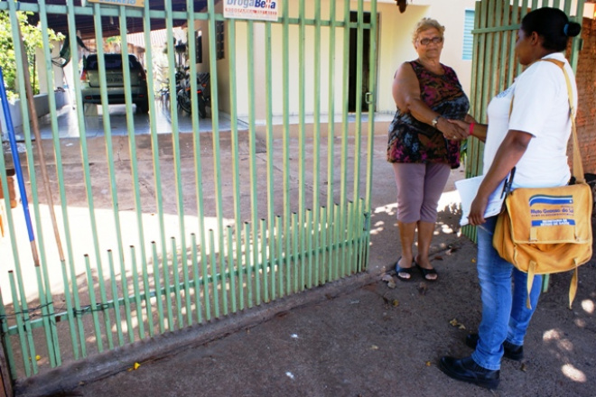 Agente Comunitária de Saúde visita casa para alertar sobre o combate do mosquito da dengue
Foto: Assessoria