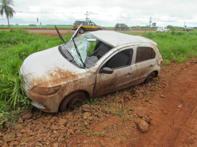 Ao tentar evitar colisão, motorista capota na BR-163 Veículo ficou parcialmente destruído (Foto: Renan Nucci)