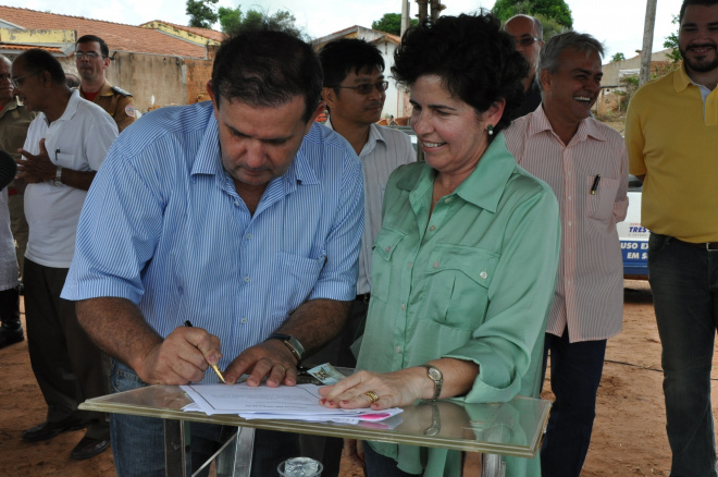 Eduardo Rocha e a Prefeita Márcia Moura durante assinatura da ordem de serviço de 9,2 mil metros de extensão de asfalto
Foto: Assessoria