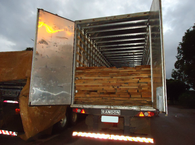 Carga de madeira que seguia para Rio Grande do Sul é apreendida Toda a carga foi apreendida no KM 736 da BR 163, no município de Coxim.
Foto: Divulgação