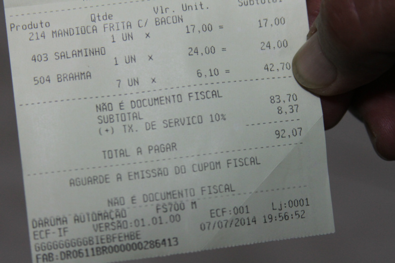 Uma nota de bar em Três Lagoas onde foi inserida na conta a taxa (10%) de serviço (Foto: Edivelton Kologi)