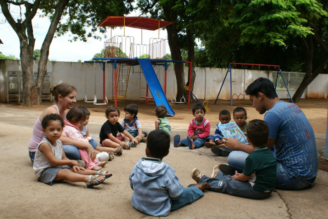 Crianças participam da roda de história em Colônia de Férias oferecida pela SEMC. Foto: Divulgação/Assessoria