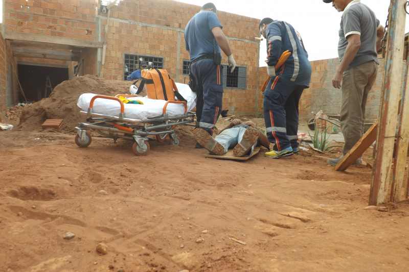 Pedreiro cai de andaime e sofre ferimentos no rosto e braços Socorristas do SAMU atendem a vítima ainda no local do acidente (Foto: Edivelton Kologi)