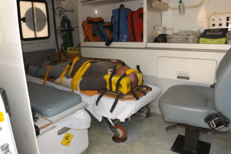 Pedreiro cai de andaime e sofre ferimentos no rosto e braços Edvaldo foi imobilizado e colocado na viatura, com constatação de fratura em um braço e suspeita em outro (Foto: Edivelton Kologi)