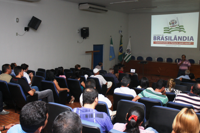 Comerciantes de Brasilândia recebem orientações sobre licitação Comerciantes receberam orientações sobre como participar de processo licitatório da prefeitura. Foto: Divulgação/Assessoria