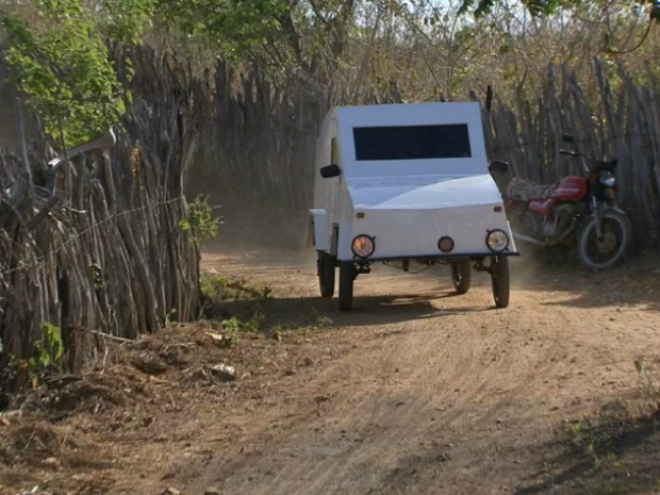 Agricultor constrói carro apelidado de 'caveirão' no sertão do Ceará 'Caveirão' é feito de madeira e ferro e tem até aparelho de DVD. (Foto: TV Verdes Mares/Reprodução)