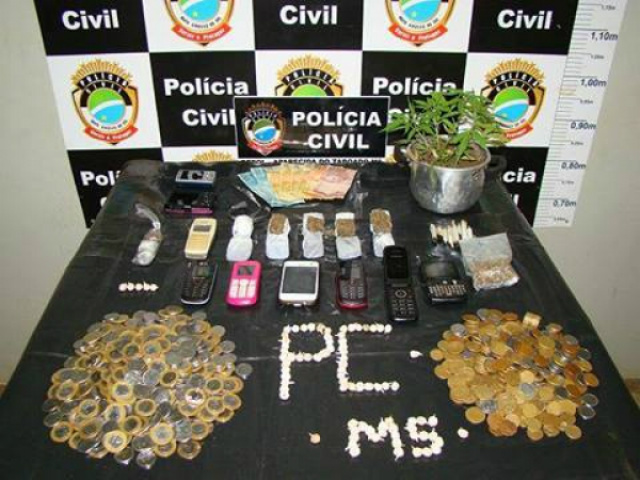 Além da apreensão das drogas, foram apreendidos R$ 687,75 em dinheiro e moedas e vários aparelhos de telefone celular (Foto: O Correio News)