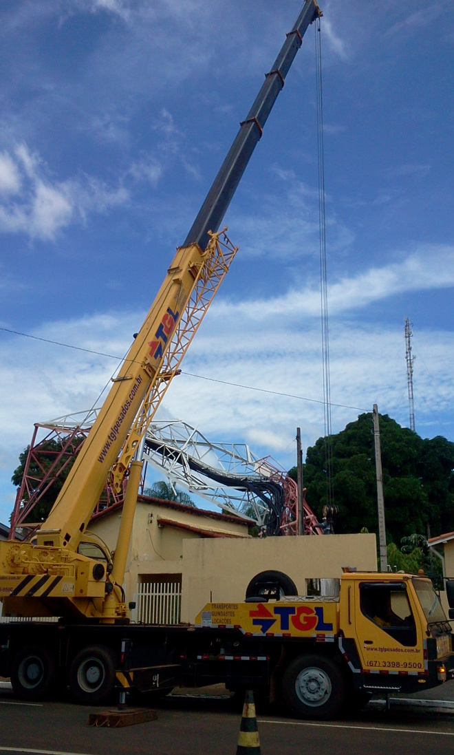 Trabalhadores removem ferragens da torre da Claro Celular Guindaste com altura de mais de 50 metros estava sendo utilizado no trabalho de remoção