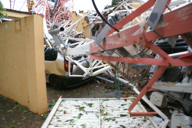 Trabalhadores removem ferragens da torre da Claro Celular em setembro de 2010 a torre caiu sobre três casas desabrigando as famílias e destruindo o veículo de uma delas. Veja mais imagens na galeria abaixo (Foto: Ricardo Ojeda/Aquivo)