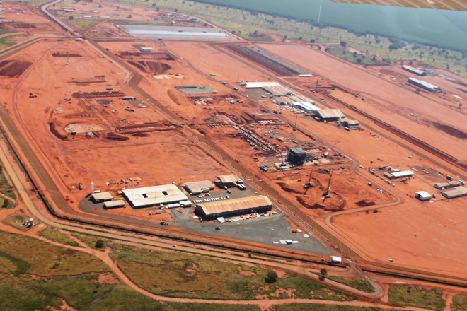 Greve paralisa obras das Petrobras em Três Lagoas Obras da unidade de fertilizantes da Petrobras já consumiu do orçamento por voltas de R$ 500 milhões, sendo que o valor final do complexo é de R$ 3 bi e a construção devido o atraso pode não ser entregue como prevê o cronograma, prevista para setembro de 2014 (Foto: Ricardo Ojeds)
