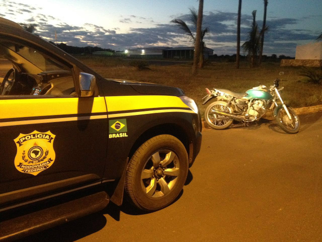 Após fuga em rodovia, PRF recupera moto furtada há seis dias em Três Lagoas Efetuada consulta da motocicleta nos sistemas policiais foi constatado que a mesma era produto de furto em Três Lagoas. (Foto: Assessoria)