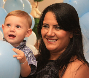 Sorridente, Rochane exibe com orgulho o filho Guilherme