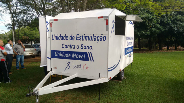 Fibria incentiva qualidade de vida de motoristas com sala itinerante de estimulação do sono A estrutura móvel passou a atender os motoristas, no quilômetro 21 da rodovia BR-262. (Foto: Assessoria)