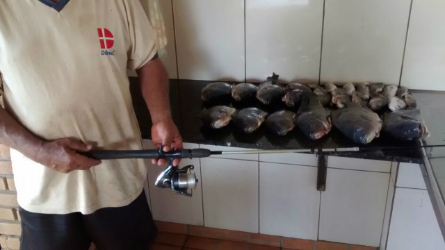 Ele tinha capturado 10 kg de pescado, que foram apreendidos, juntamente com uma carretilha com vara. (Foto: Assessoria)