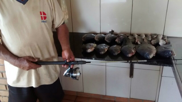 Pescador é autuado por pesca ilegal durante a Operação Tiradentes Ele tinha capturado 10 kg de pescado, que foram apreendidos, juntamente com uma carretilha com vara. (Foto: Assessoria)