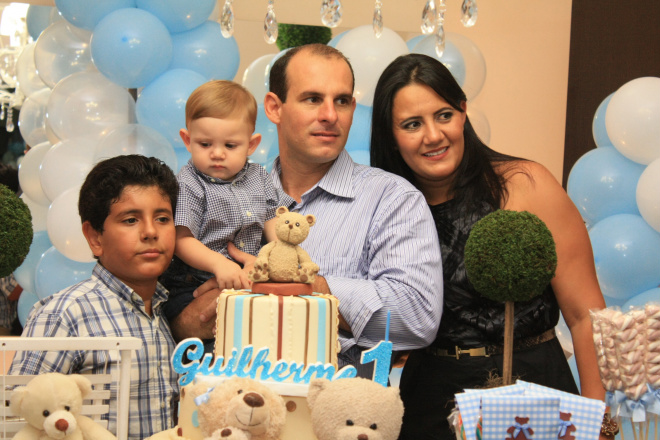 Festa de 1 aninho do Guilherme O casal de empresários com os filhos, Guilherme e Arthur durante o tradicional parabéns pra você (Foto: Yuri Spazzapan)