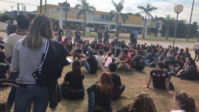 Trabalhadores da educação e estudantes de Três Lagoas aderem às manifestações nacionais contra o corte de verbas do MEC Manifestantes em frente à UFMS, no início desta manhã. Foto: Victor Gabriel