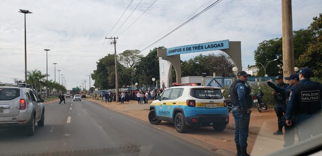 Trabalhadores da educação e estudantes de Três Lagoas aderem às manifestações nacionais contra o corte de verbas do MEC A Polícia Militar acompanhou à distância para garantir que a rodovia não fosse interditada. Foto: João Vitor.