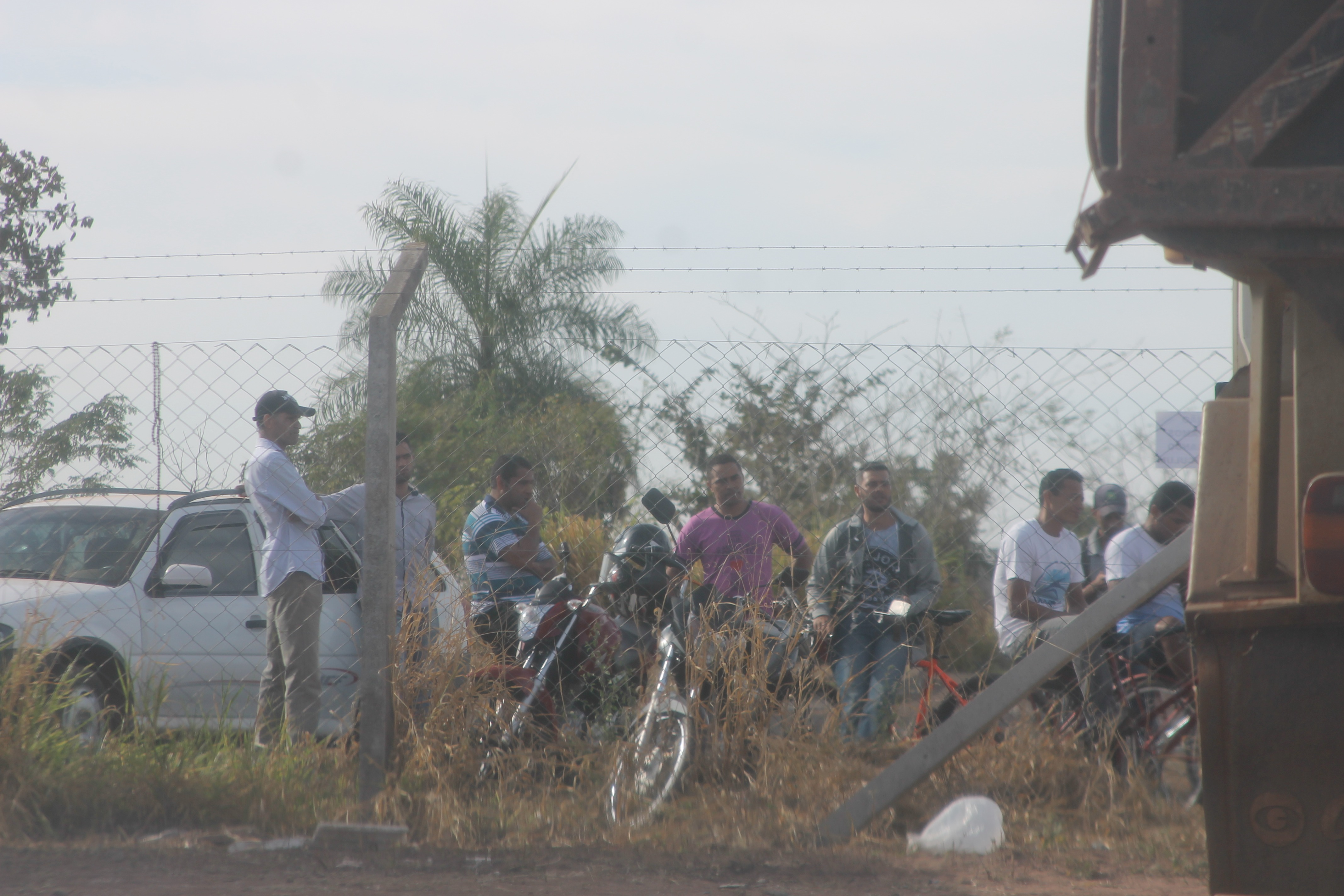 Shopping de Três Lagoas ganha contrapiso e sonho de moradores avança Moradores em busca de informações sobre a contratação da obra. (Fotos: Lucas Gustavo/Perfil News).