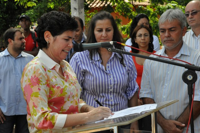 Prefeita Márcia Moura assina ordem de serviço para reconstrução da quadra poliesportiva do Ginásio Municipal de Esportes
Foto: Assessoria