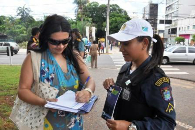 PM colhe assinaturas para campanha “Reaja Mato Grosso do Sul” O Ciptran colheu assinatura em vários cantos da cidade de Campo Grande (Foto: Divulgação)