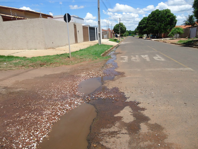 Meio Ambiente alerta população sobre os riscos do despejo de água servida em vias públicas (Foto: Assessoria).