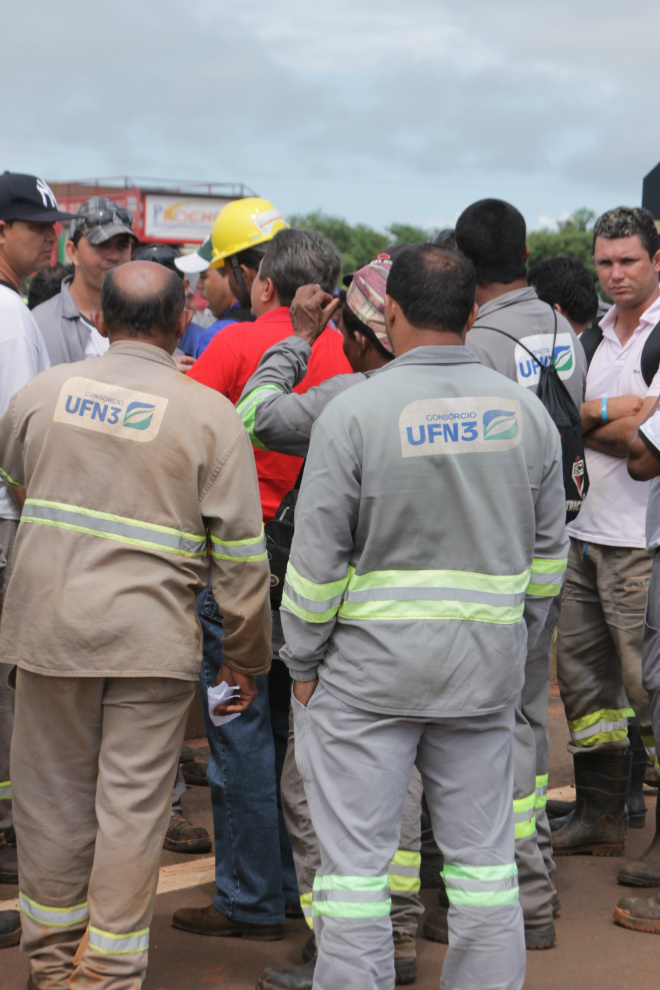 Cerca de 3.500 trabalhadores contratados pelo Consórcio UFN3 estão parados, de braços cruzados aguardando o resultado da comissão de negociação (Foto: Ricardo Ojeda) 