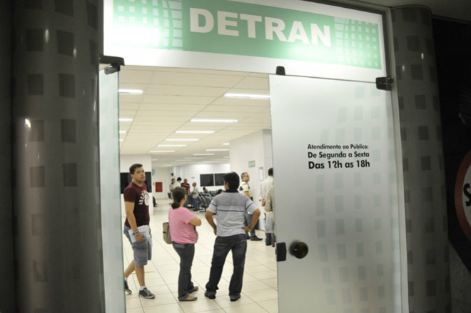 Pessoas que foram hoje ao Detran tiveram problemas com serviços
Foto: Gerson Oliveira