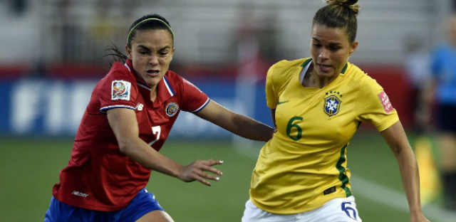 Tamires (dir) teve a medalha de ouro conquistada no Pan roubada (Foto: UOL).