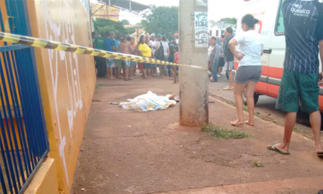 O corpo da faxineira ficou estendido na calçada onde a mulher foi atacada (Foto: Midiamax News)