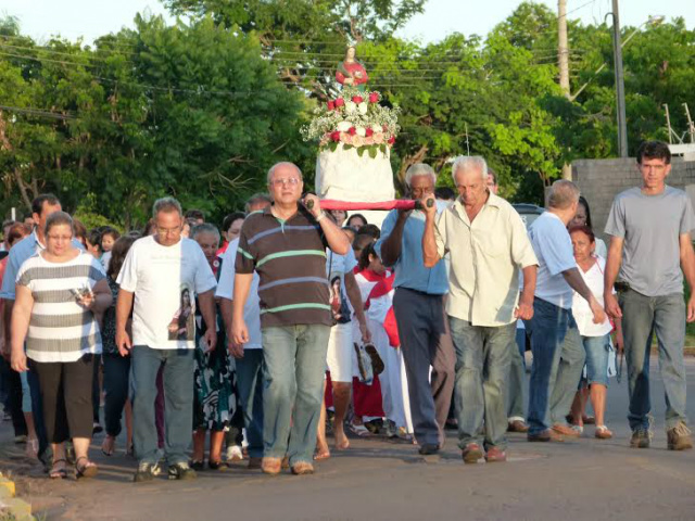 Dezenas de fiéis realizaram a procissão carregando a imagem de Santa Luzia por várias vias da cidade (Foto: Divulgação)