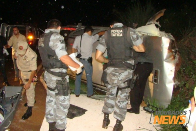Bandidos roubam caminhonete e morrem em capotamento durante perseguição policial Veículo ficou completamente destruído
Foto: Dourados News