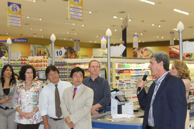Com show e dois bois no rolete Nova Estrela inaugura 4ª loja em Andradina Diretor presidente de rede Nova Estrela de Supermercados, Joaquim Barbosa Romero agradeceu aos familiares e seus clientes pela crescimento do grupo (Fotos: Ricardo Ojeda)