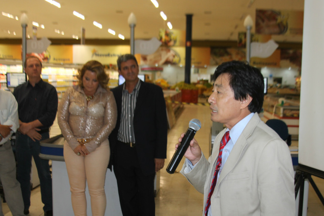 Com show e dois bois no rolete Nova Estrela inaugura 4ª loja em Andradina Prefeito de Andradina, Jamil Ono deu boas vindas ao grupo Nova Estrela pelo investimento no município