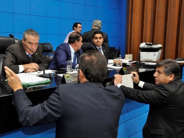 Deputados aprovam possibilidade de pagar conta em qualquer banco Deputados aprovaram projetos durante sessão desta quarta-feira (Foto: Luciana Nassar/ALMS)