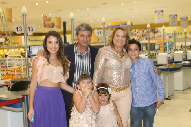 A família do empresário Joaquim Romero Barbosa reunida para foto oficial