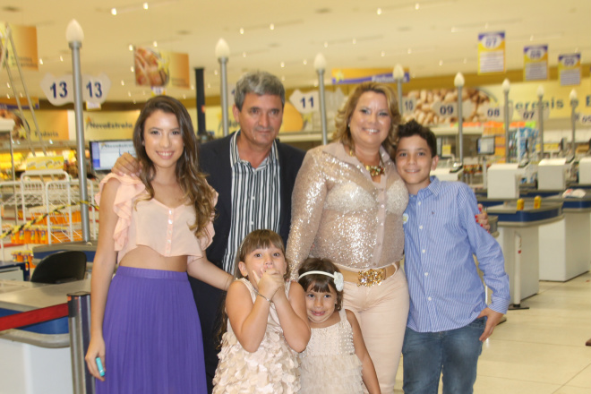Com show e dois bois no rolete Nova Estrela inaugura 4ª loja em Andradina A família do empresário Joaquim Romero Barbosa reunida para foto oficial