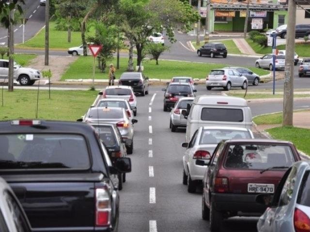 Detran obriga credenciadas a filmar vistoria e prevê punição por fraude Veículos trafegam na avenida Mato Grosso com a Via Parque, em Campo Grande. (Foto: Arquivo).